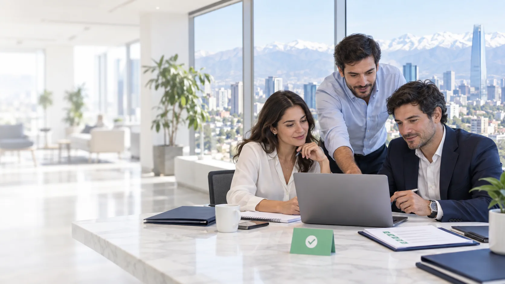 Equipo de una empresa chilena organizando su habilitación operativa en Santiago