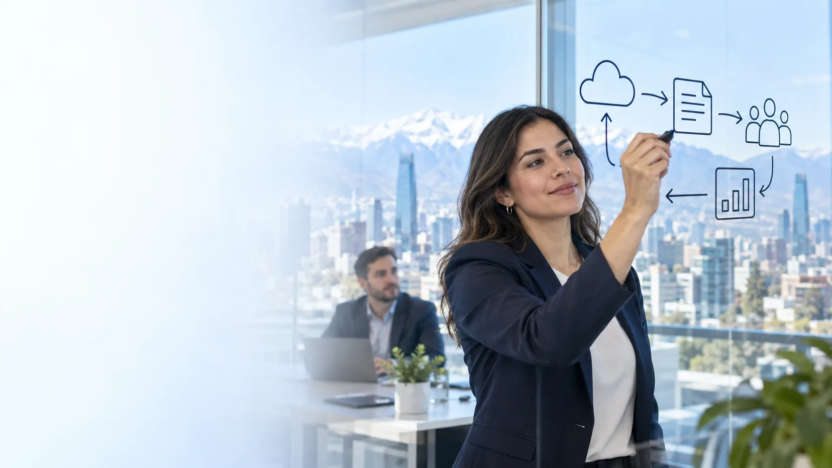 Profesional diseñando un flujo de integración en una oficina de Santiago