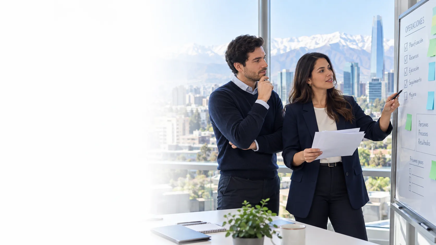 Equipo coordinando una operación empresarial en una oficina de Santiago